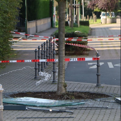Auf dem Foto sind Scherben und andere Bauteile zu sehen, die bei der Detonation aus der Verankerung gerissen wurden. Der Bereich ist mit rot-weißem Flatterband abgesperrt.