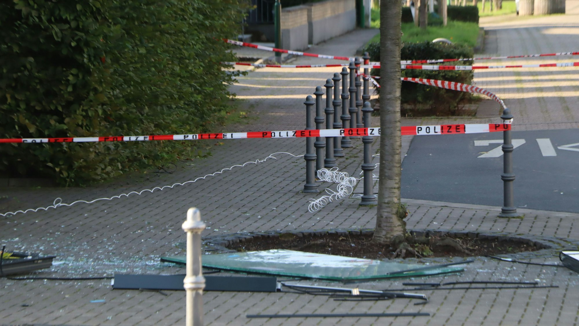 Auf dem Foto sind Scherben und andere Bauteile zu sehen, die bei der Detonation aus der Verankerung gerissen wurden. Der Bereich ist mit rot-weißem Flatterband abgesperrt.
