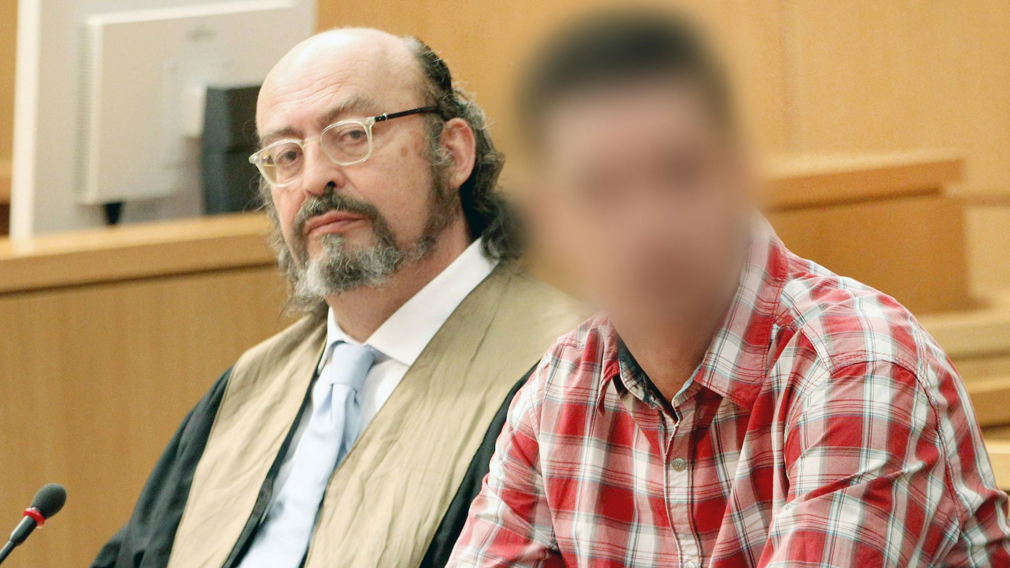 Rechtsanwalt Uwe Krechel (links) aus Bonn vertritt auch den Angeklagten im Kölner Karnevalsmord