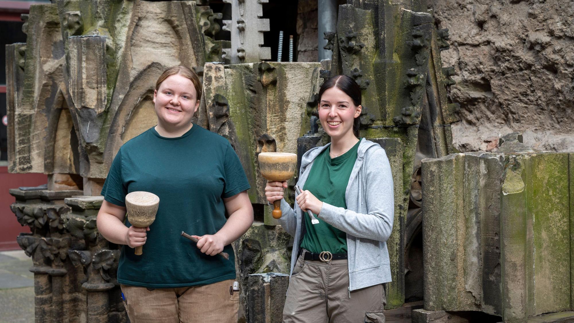 29.08.2023, Köln: Judith Wittman und Lara Maria Scheuren machen eine Auszubildung zur Steinmetzin bei der Dombauhütte. Foto: Uwe Weiser