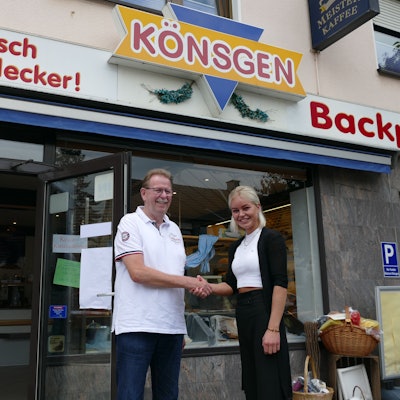 Der alte Chef, Rainer Könsgen, übergibt seine bisherige Bäckerei Könsgen an die neue Chefin, Pia Schmitt.