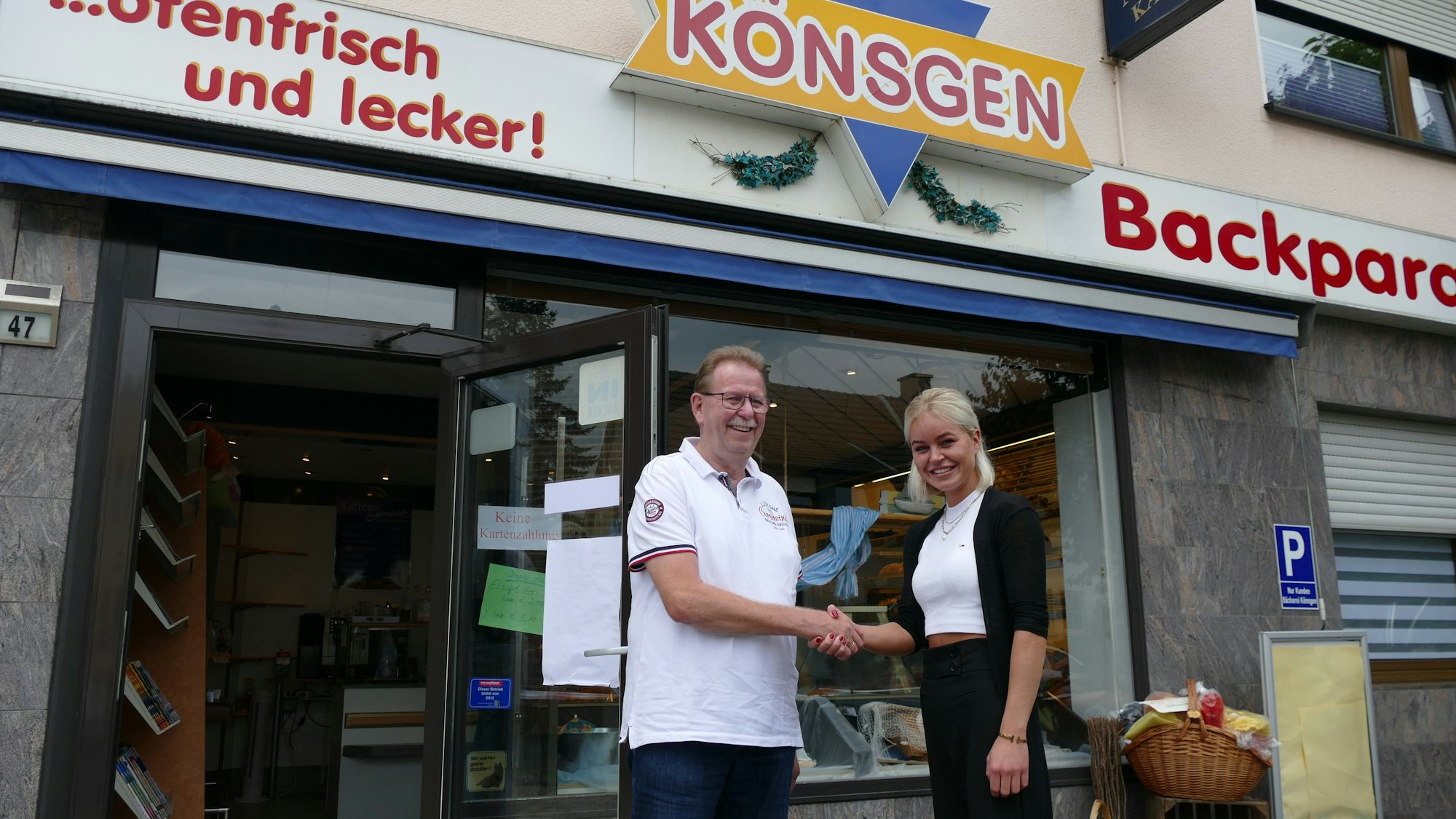 Der alte Chef, Rainer Könsgen, übergibt seine bisherige Bäckerei Könsgen an die neue Chefin, Pia Schmitt.