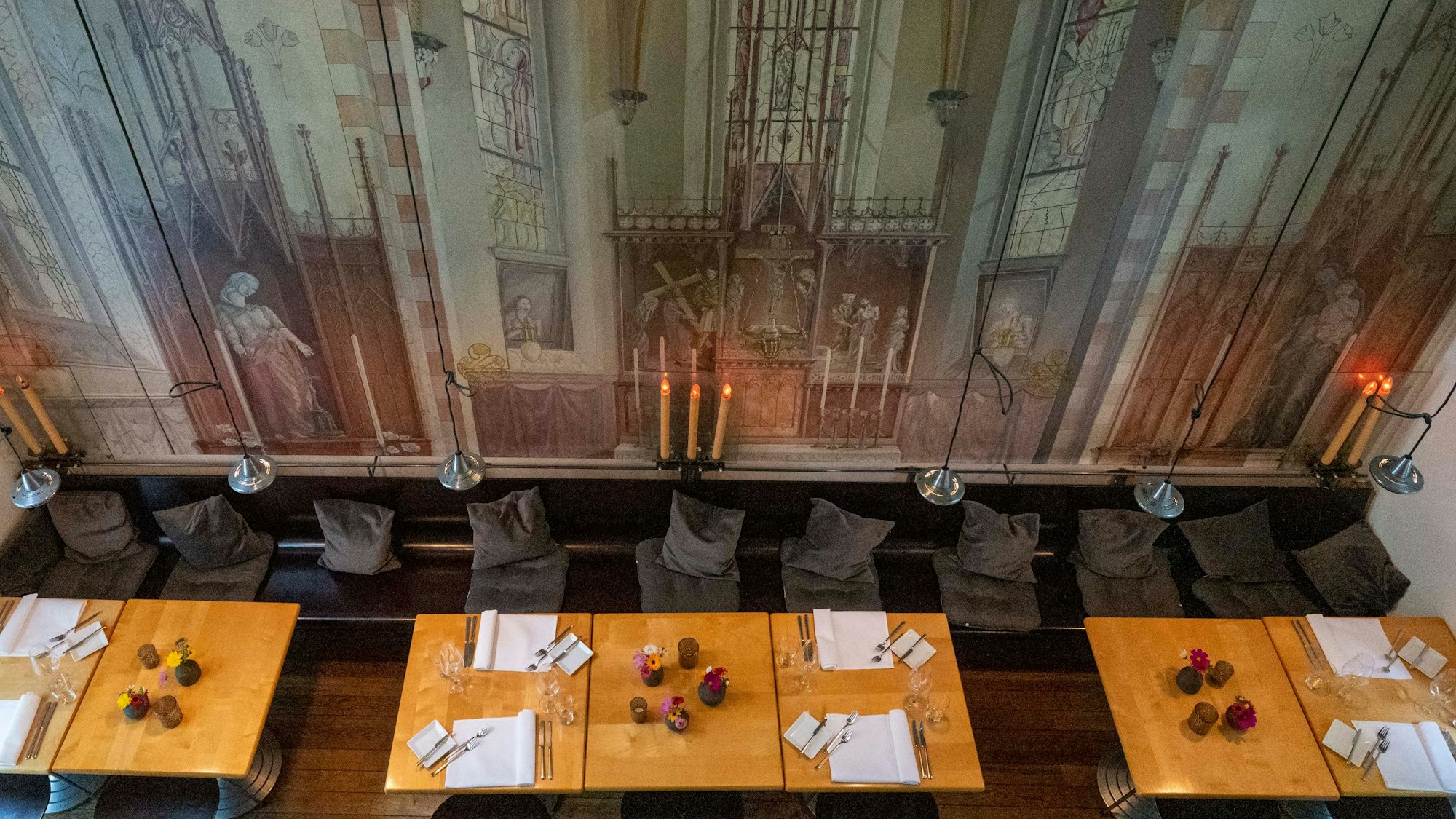 Blick von oben auf die erste Etage, die Wand ist der ehemaligen Kapelle nachempfunden.