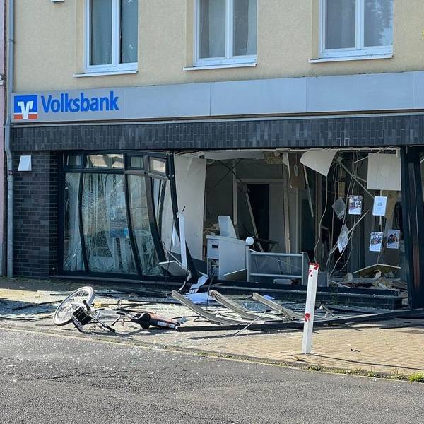 Geldautomatensprengung bei einer Volksbank in Kerpen-Buir im Rhein-Erft-Kreis.