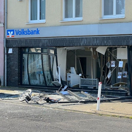 Geldautomatensprengung bei einer Volksbank in Kerpen-Buir im Rhein-Erft-Kreis.