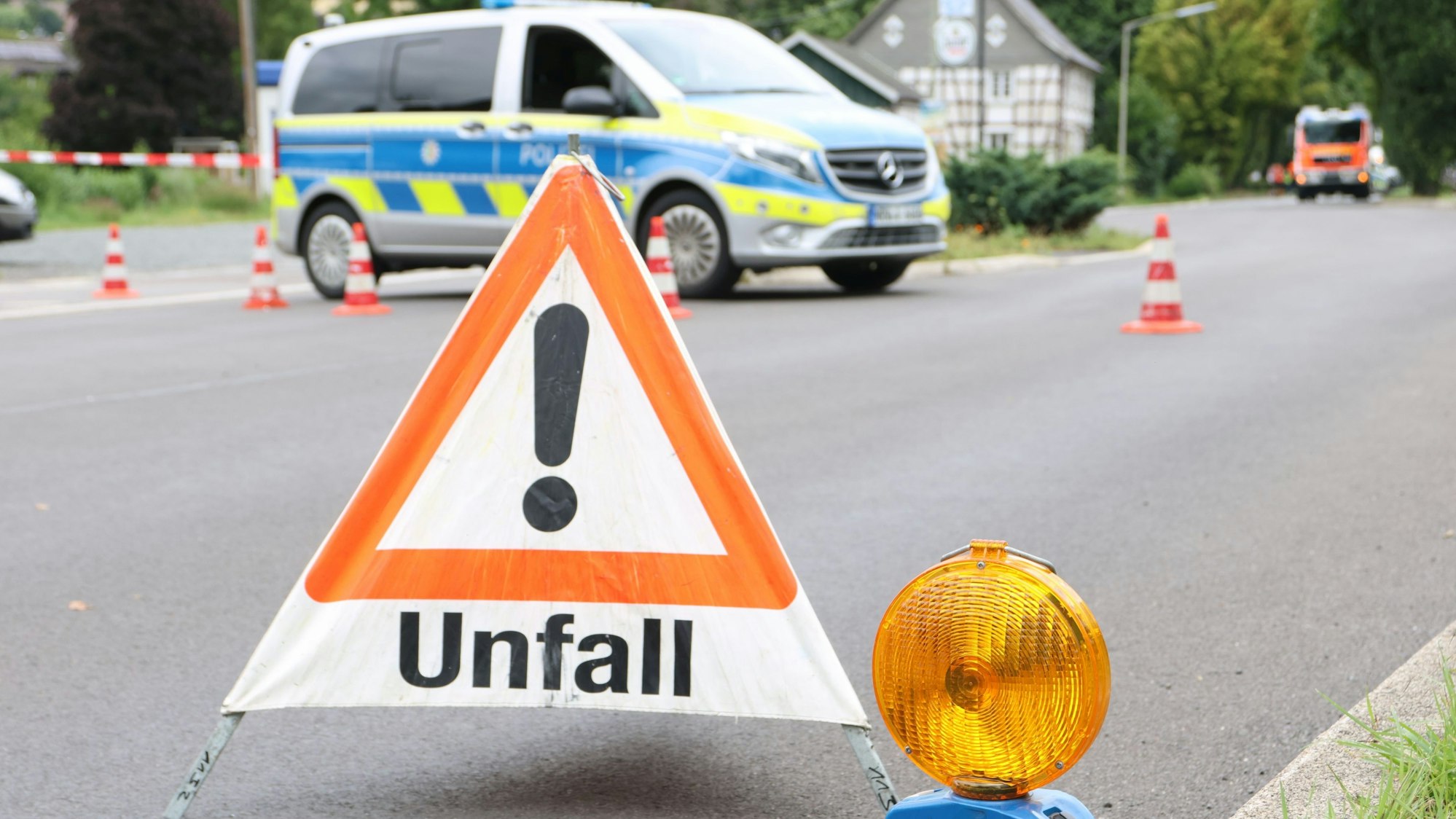 Zu sehen ist eine gesperrte Straße nach einem Verkehrsunfall. l