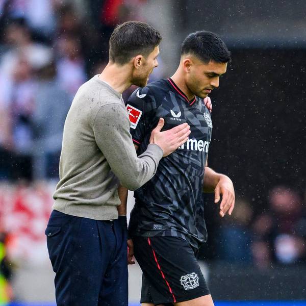 Leverkusens Trainer Xabi Alonso (l) und Leverkusens Nadiem Amiri.