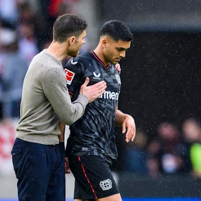 Leverkusens Trainer Xabi Alonso (l) und Leverkusens Nadiem Amiri.