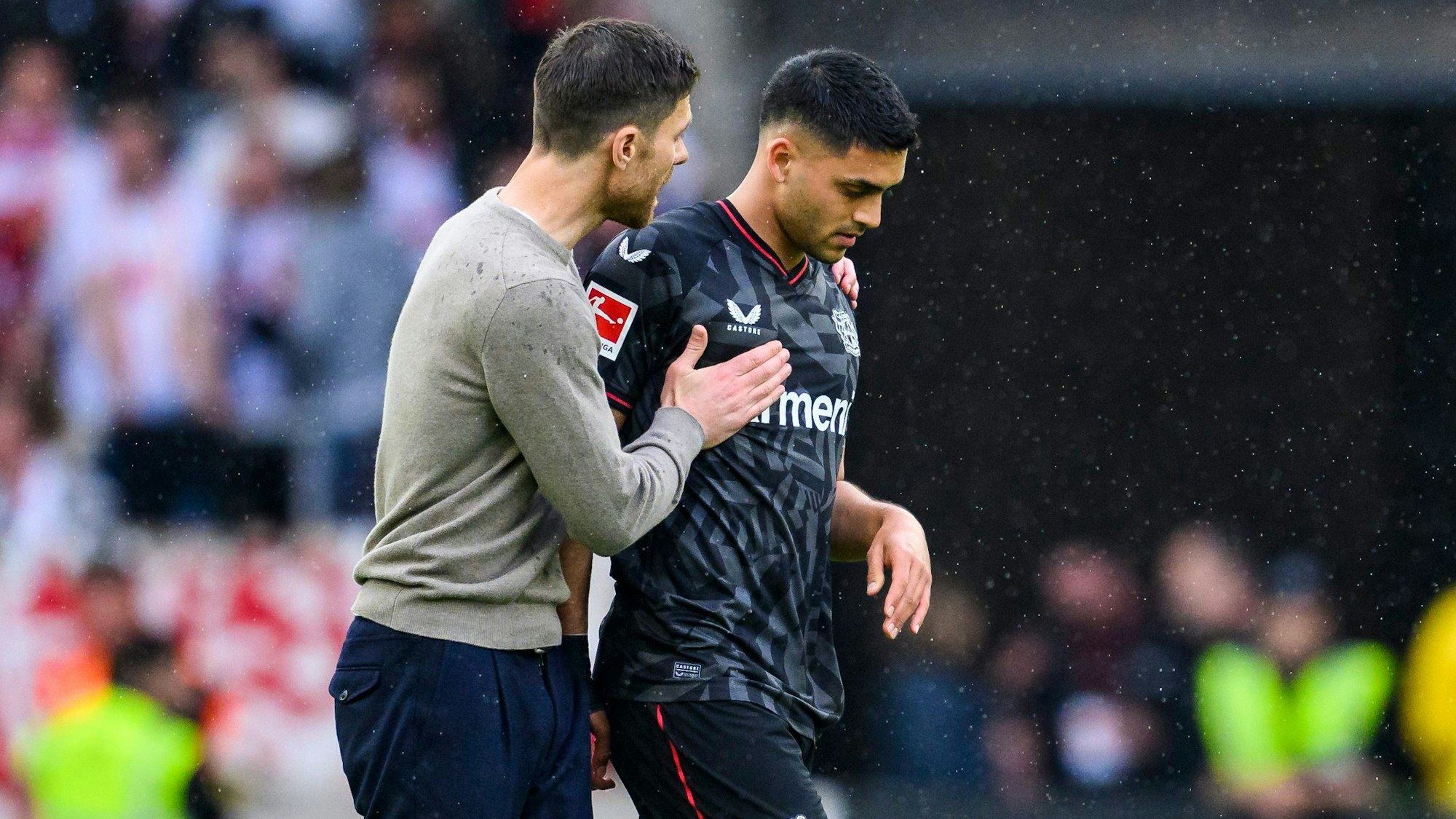 Leverkusens Trainer Xabi Alonso (l) und Leverkusens Nadiem Amiri.