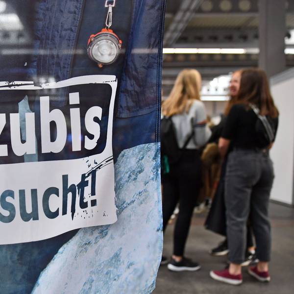 ARCHIV - 13.11.2019, Thüringen, Erfurt: «Azubis gesucht» steht auf einem Banner bei der Berufsorientierungsmesse «Forum Berufsstart». Immer mehr Betriebe in Deutschland finden einer Umfrage zufolge nicht genügend Auszubildende. (zu dpa «DIHK: Immer mehr Betriebe finden nicht genügend Auszubildende») Foto: Martin Schutt/dpa-Zentralbild/dpa +++ dpa-Bildfunk +++