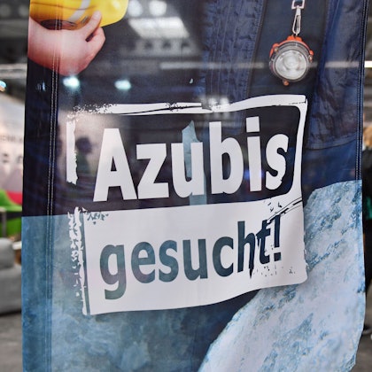ARCHIV - 13.11.2019, Thüringen, Erfurt: «Azubis gesucht» steht auf einem Banner bei der Berufsorientierungsmesse «Forum Berufsstart». Immer mehr Betriebe in Deutschland finden einer Umfrage zufolge nicht genügend Auszubildende. (zu dpa «DIHK: Immer mehr Betriebe finden nicht genügend Auszubildende») Foto: Martin Schutt/dpa-Zentralbild/dpa +++ dpa-Bildfunk +++