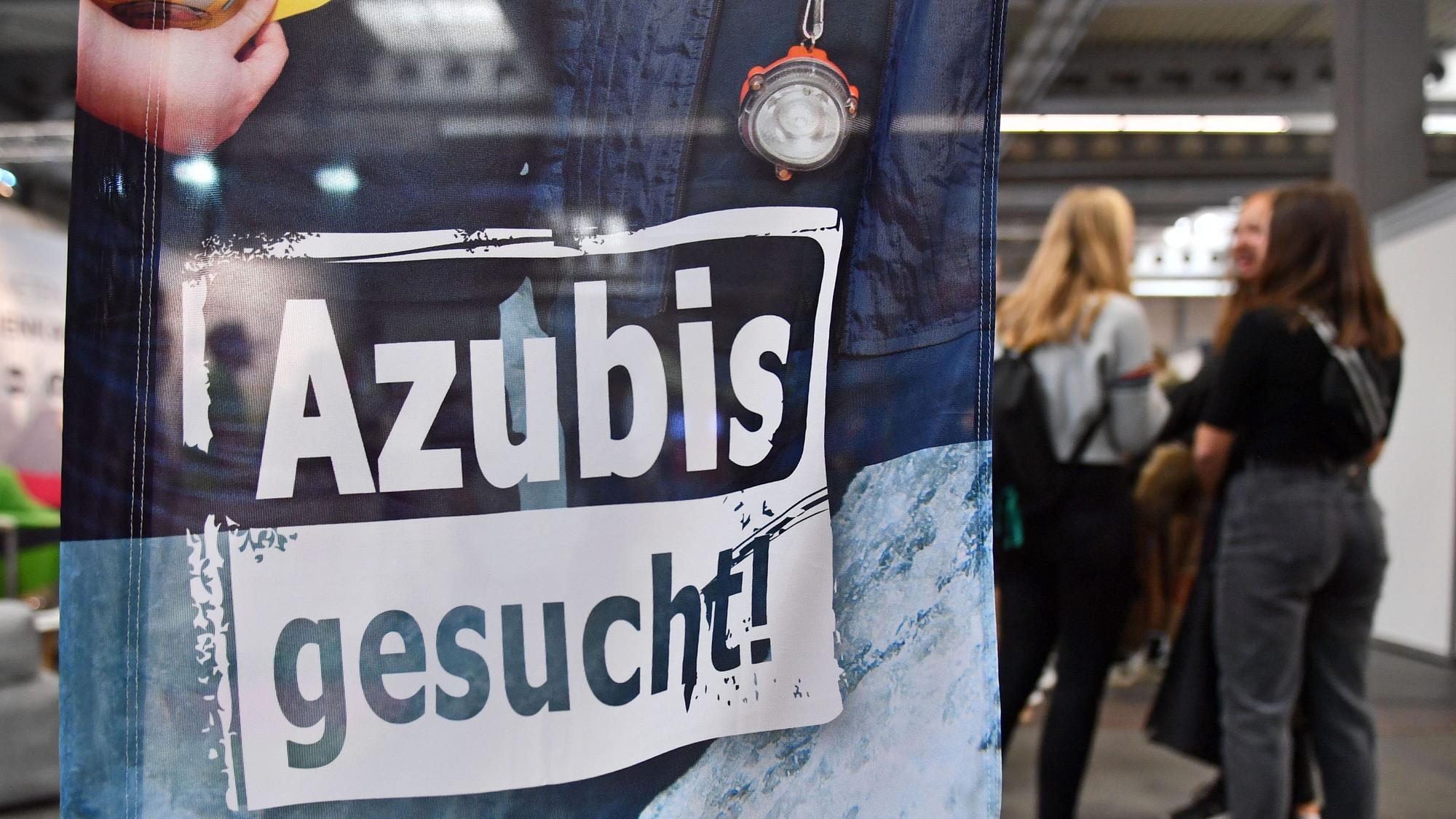 ARCHIV - 13.11.2019, Thüringen, Erfurt: «Azubis gesucht» steht auf einem Banner bei der Berufsorientierungsmesse «Forum Berufsstart». Immer mehr Betriebe in Deutschland finden einer Umfrage zufolge nicht genügend Auszubildende. (zu dpa «DIHK: Immer mehr Betriebe finden nicht genügend Auszubildende») Foto: Martin Schutt/dpa-Zentralbild/dpa +++ dpa-Bildfunk +++