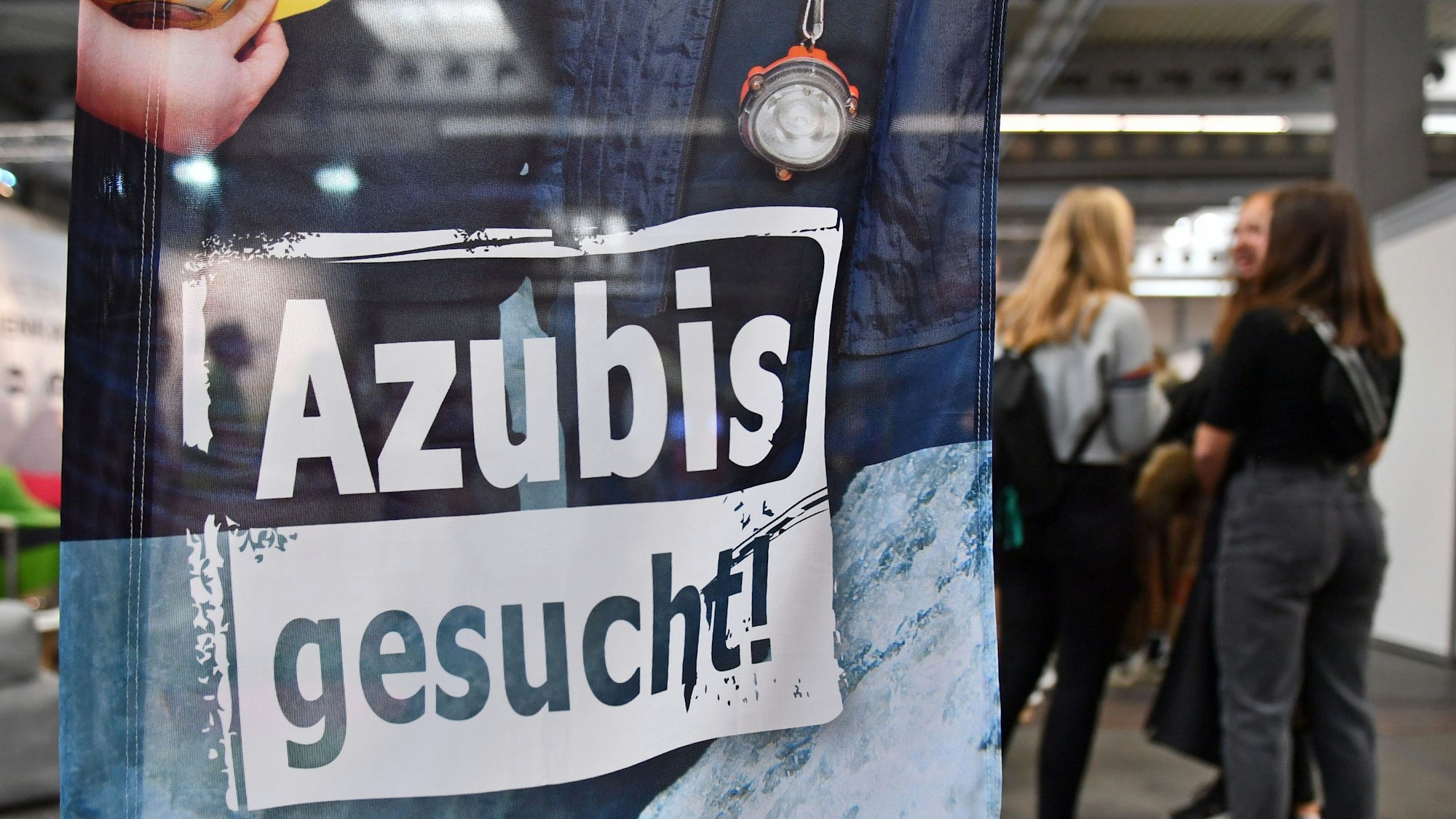 ARCHIV - 13.11.2019, Thüringen, Erfurt: «Azubis gesucht» steht auf einem Banner bei der Berufsorientierungsmesse «Forum Berufsstart». Immer mehr Betriebe in Deutschland finden einer Umfrage zufolge nicht genügend Auszubildende. (zu dpa «DIHK: Immer mehr Betriebe finden nicht genügend Auszubildende») Foto: Martin Schutt/dpa-Zentralbild/dpa +++ dpa-Bildfunk +++