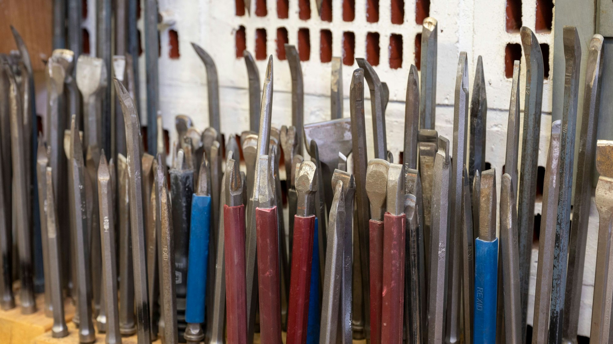 29.08.2023, Köln: Lara Maria Scheuren macht eine Auszubildung zur Steinmetzin bei der Dombauhütte.  Foto: Uwe Weiser