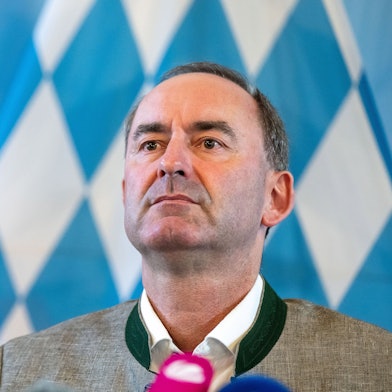 Hubert Aiwanger (Freie Wähler), Staatsminister für Wirtschaft, Landesentwicklung und Energie von Bayern, spricht auf einer Pressekonferenz.