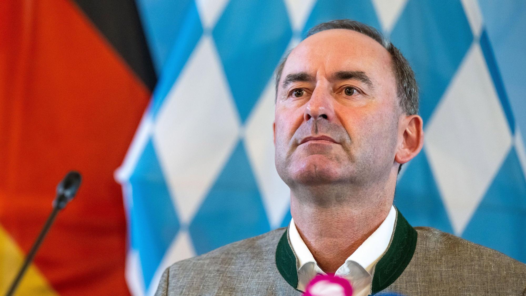 Hubert Aiwanger (Freie Wähler), Staatsminister für Wirtschaft, Landesentwicklung und Energie von Bayern, spricht auf einer Pressekonferenz.