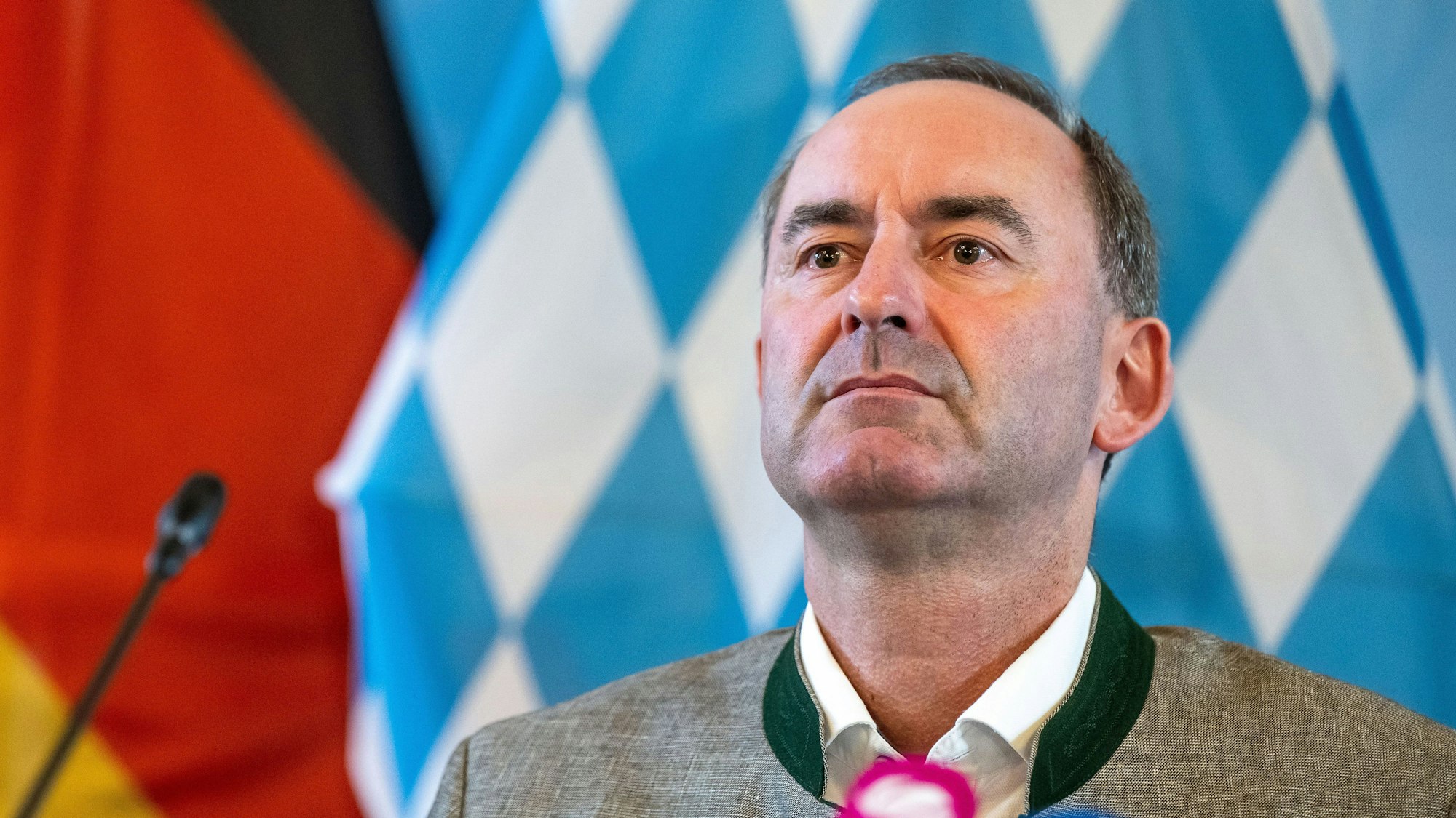 Hubert Aiwanger (Freie Wähler), Staatsminister für Wirtschaft, Landesentwicklung und Energie von Bayern, spricht auf einer Pressekonferenz.