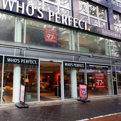 Im Fenster vom Möbelladen „Who's perfect“ hängen Räumungsverkauf-Plakate.