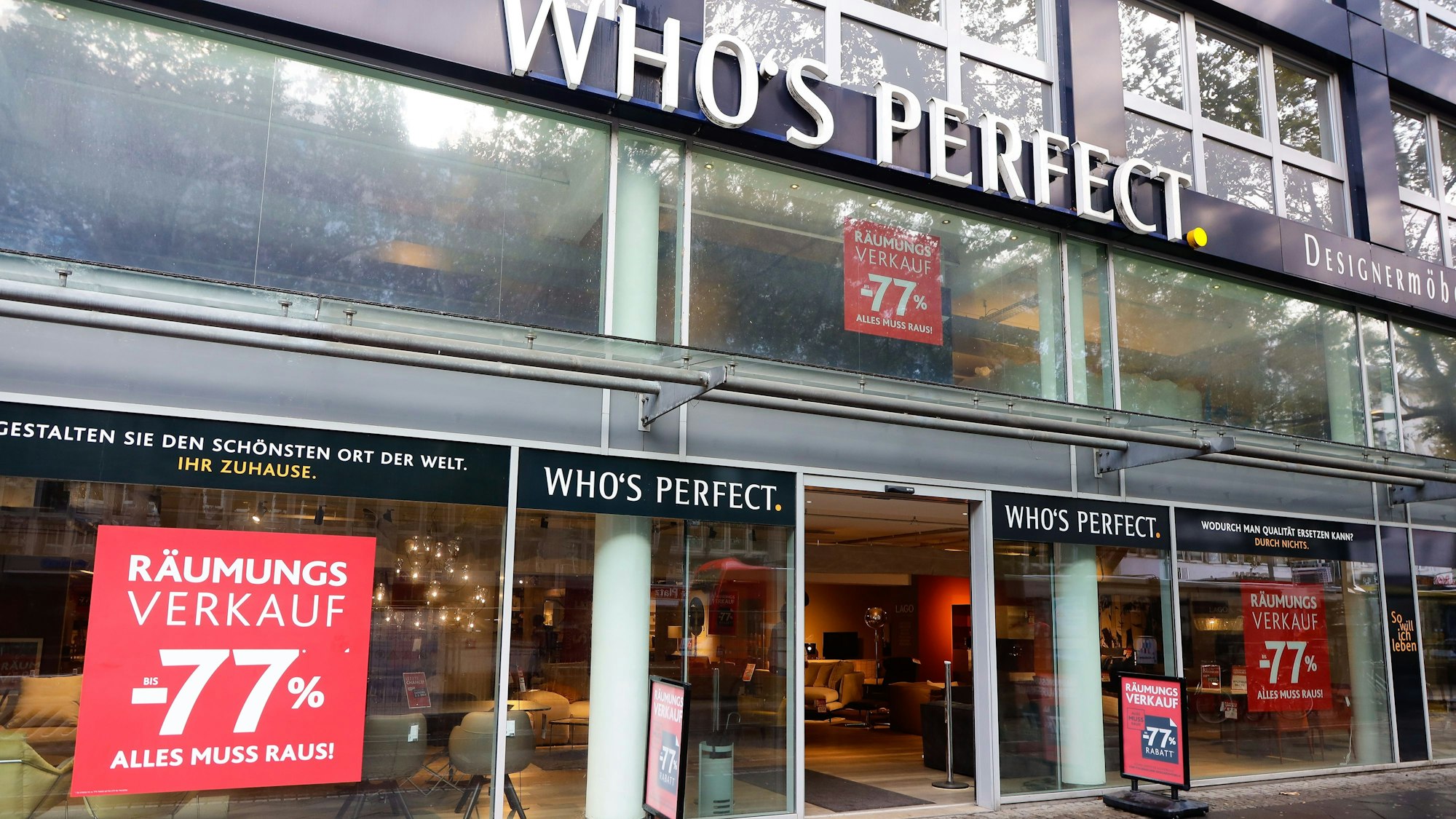 Im Fenster vom Möbelladen „Who's perfect“ hängen Räumungsverkauf-Plakate.