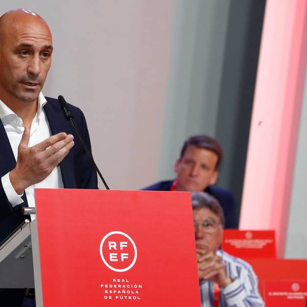 Luis Rubiales bei einer Sondersitzung des spanischen Fußballverbands RFEF zum Kuss-Skandal.