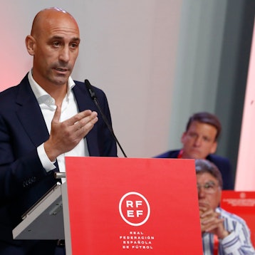 Luis Rubiales bei einer Sondersitzung des spanischen Fußballverbands RFEF zum Kuss-Skandal.