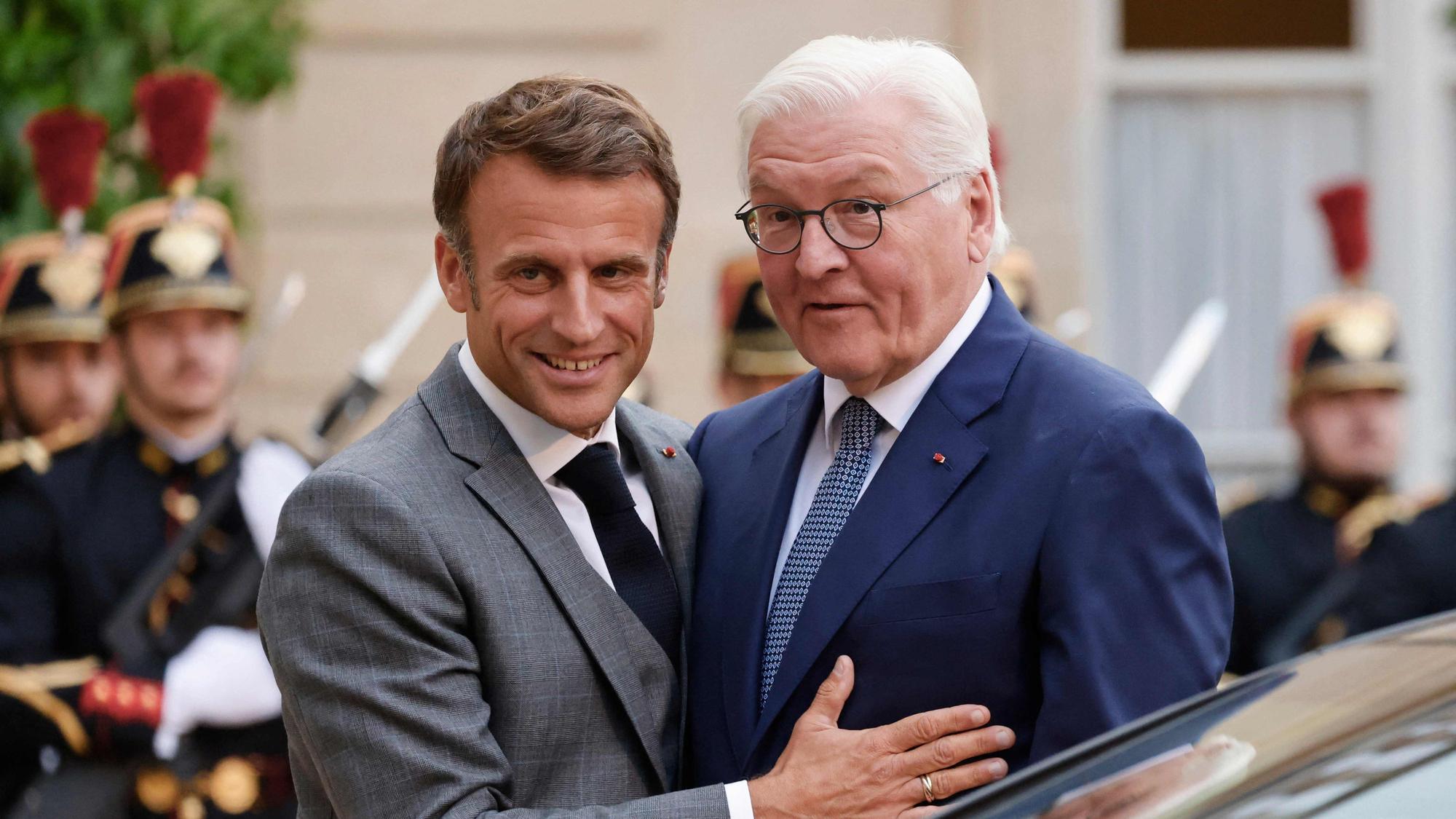 Emmanuel Macron (l), Präsident von Frankreich, begrüßt Frank-Walter Steinmeier, Bundespräsident von Deutschland, bei seiner Ankunft zu einem Abendessen im Elysee-Palast