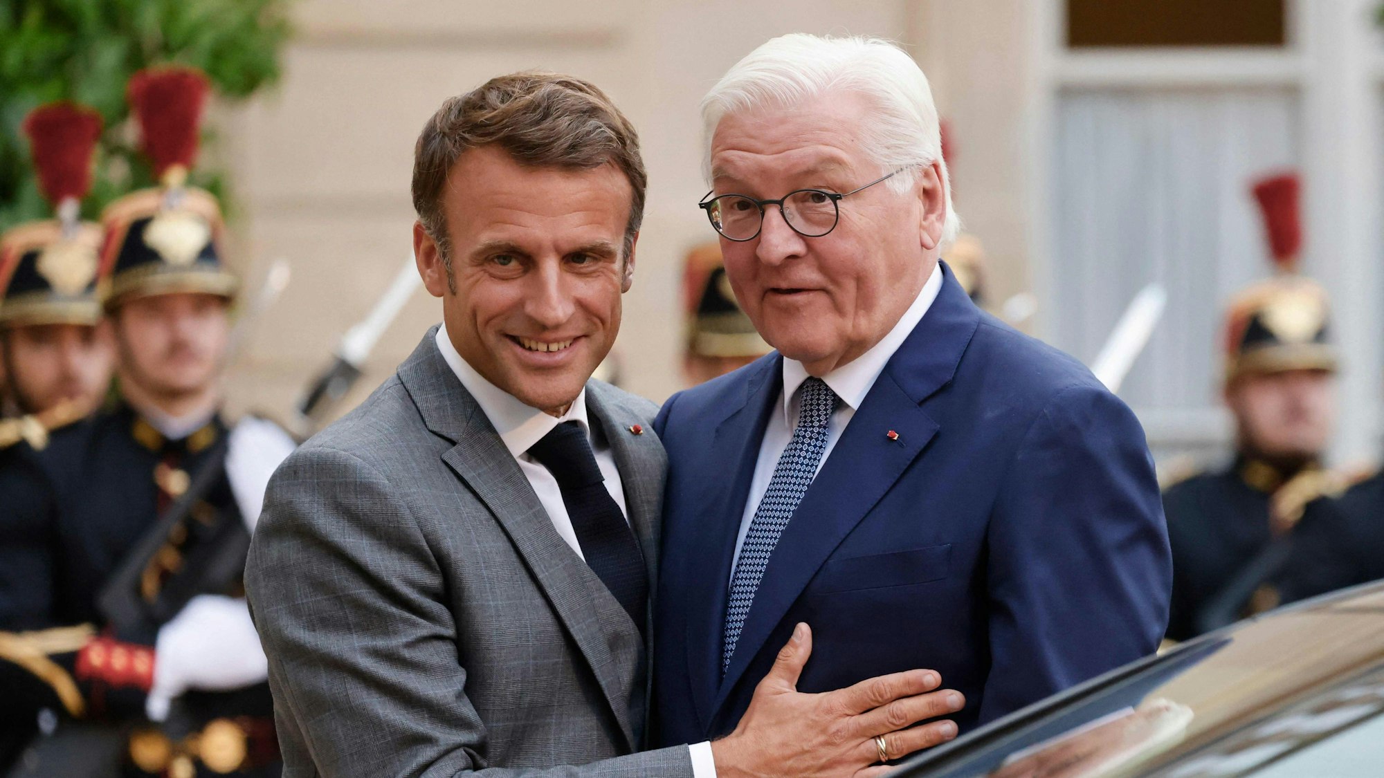 Emmanuel Macron (l), Präsident von Frankreich, begrüßt Frank-Walter Steinmeier, Bundespräsident von Deutschland, bei seiner Ankunft zu einem Abendessen im Elysee-Palast