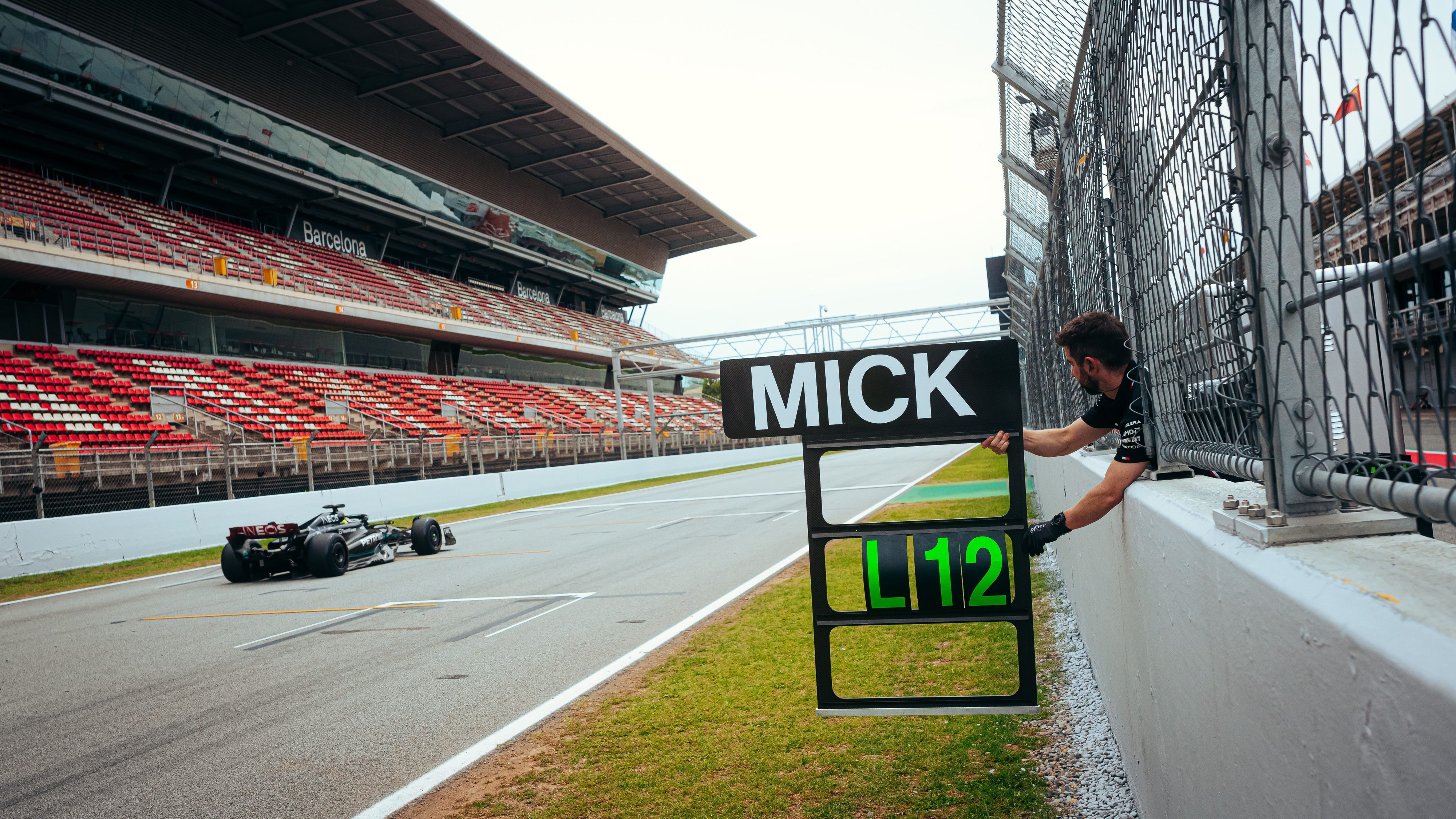Spanien, Barcelona: Motorsport: Formel 1, Testfahrten, Tag 2, Pirelli Test. Mick Schumacher fährt im Mercedes über die Strecke.