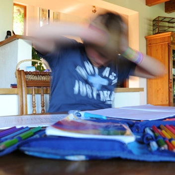 Für Kinder und Jugendliche, die an ADHS erkranken, kann häufig Konzentrationsschwäche die Folge sein, was etwa in der Schule zu Problem führen kann. (Symbolbild)