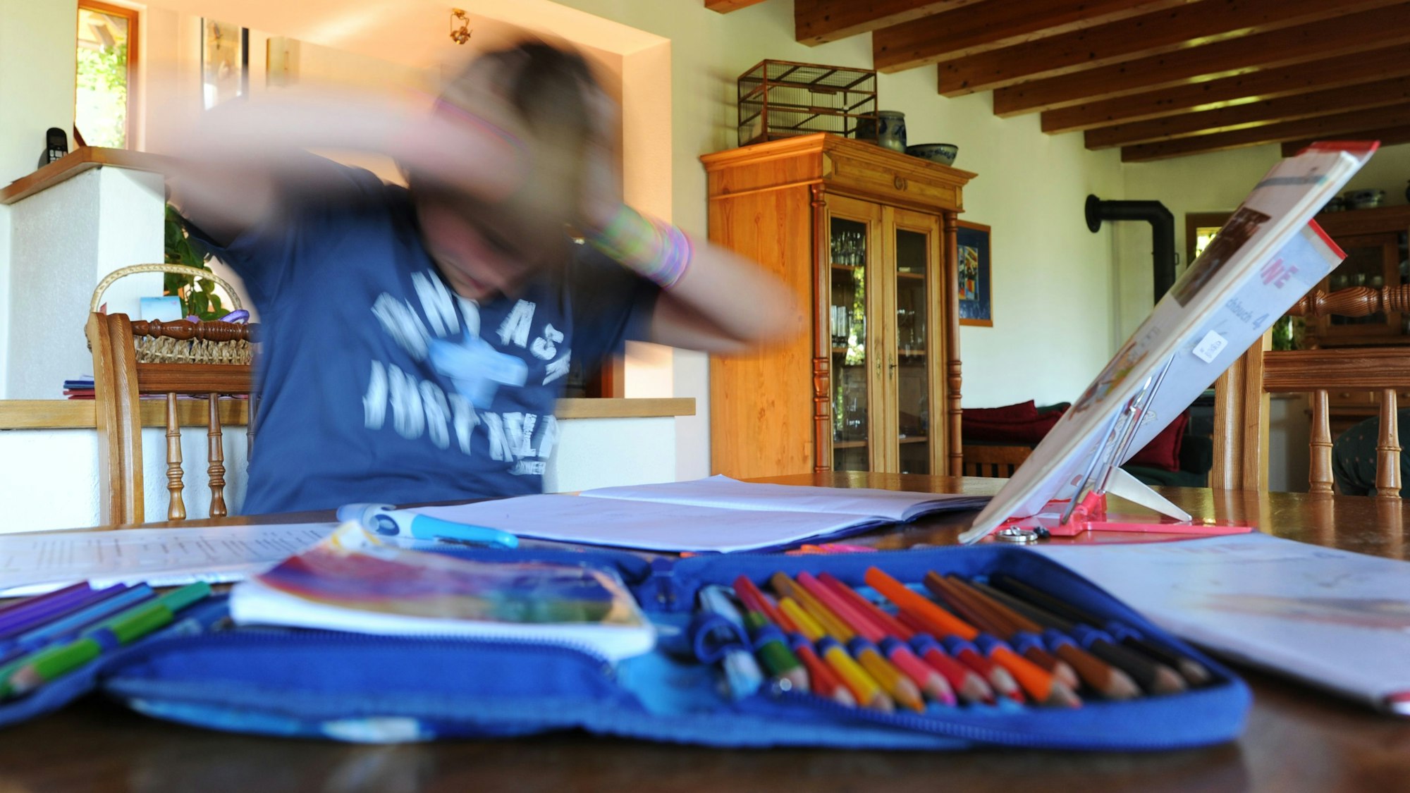 Für Kinder und Jugendliche, die an ADHS erkranken, kann häufig Konzentrationsschwäche die Folge sein, was etwa in der Schule zu Problem führen kann. (Symbolbild)