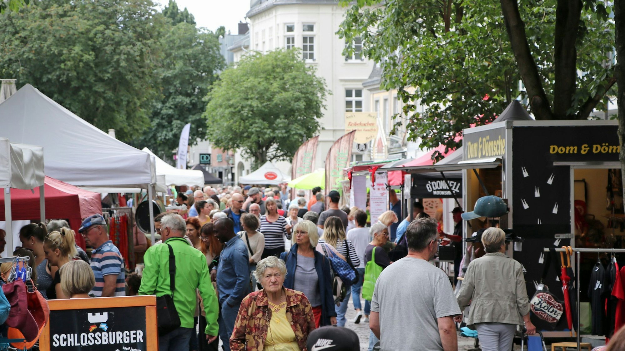 Das Bild zeigt viele Menschen, die sich zwischen den Ständen auf dem Brühler Markt drängen.