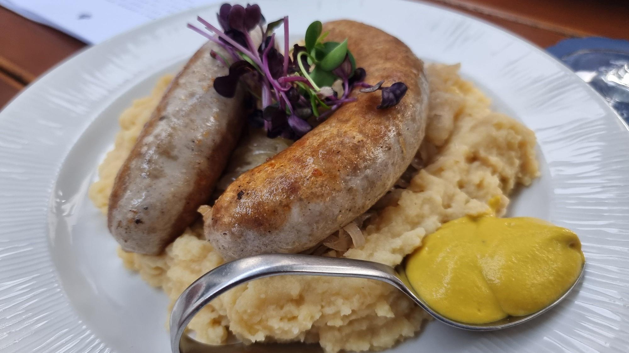 Pfälzer Bratwürste von der Metzgerei Hambel mit Sauerkraut und Kartoffelpüree, Gericht im Restaurant Decksteiner Mühle, Köln. Foto: Carsten Henn