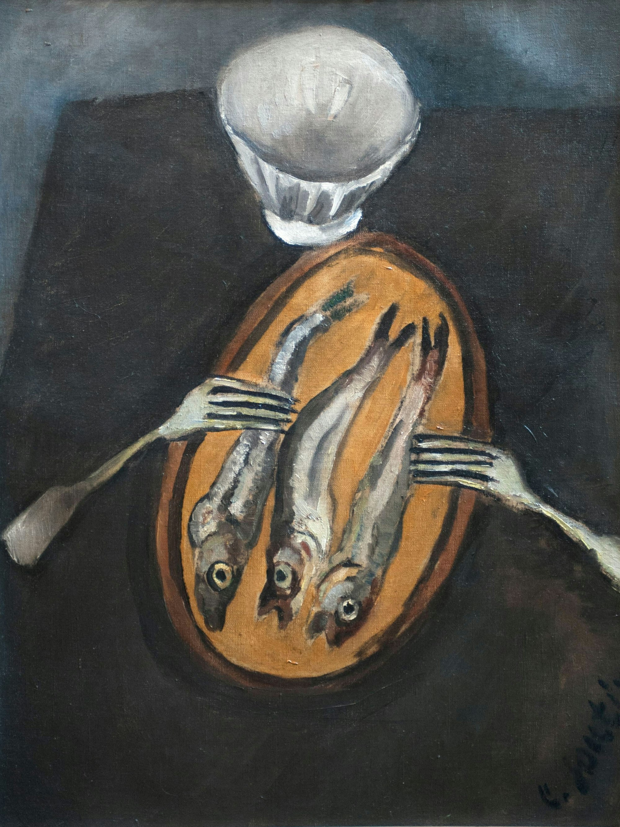 Auf einem Teller liegen drei Sardinen, daneben zwei Gabeln.