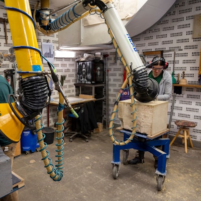 29.08.2023, Köln: Judith Wittman und Lara Maria Scheuren machen eine Auszubildung zur Steinmetzin bei der Dombauhütte. Foto: Uwe Weiser