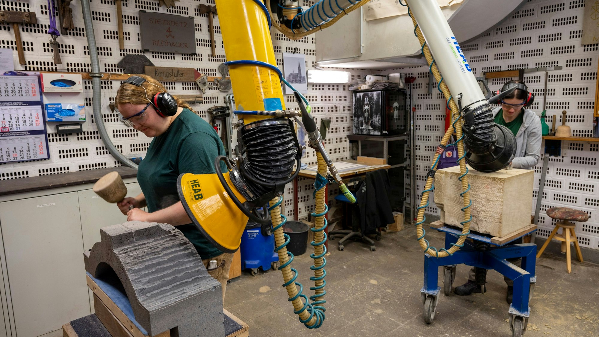 29.08.2023, Köln: Judith Wittman und Lara Maria Scheuren machen eine Auszubildung zur Steinmetzin bei der Dombauhütte.  Foto: Uwe Weiser