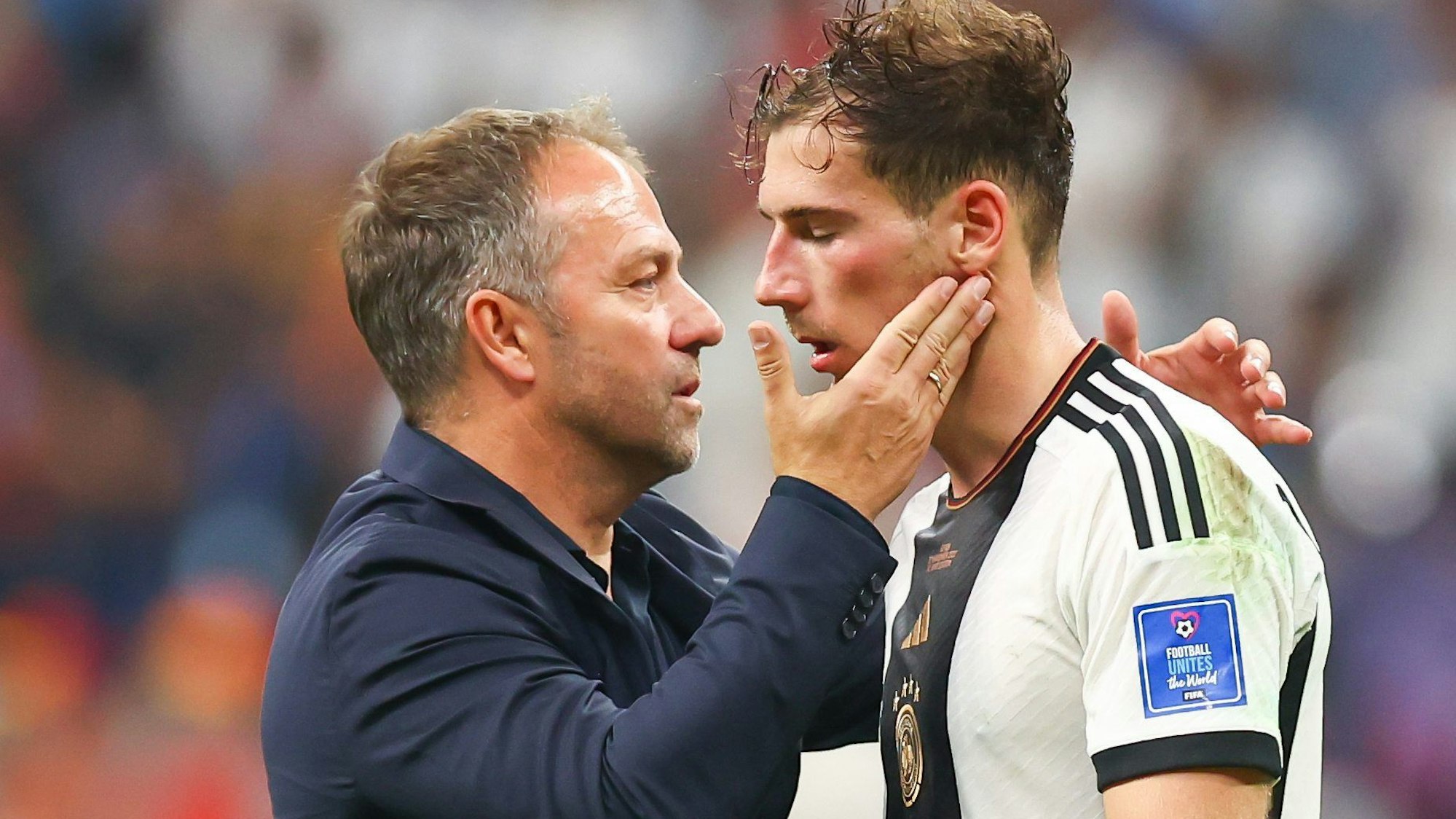 Bundestrainer Hansi Flick (l) muntert Leon Goretzka nach dem Ausscheiden bei der WM in Katar auf.