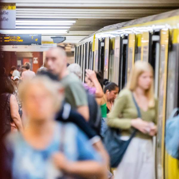 Fahrgäste steigen am Alexanderplatz am Bahnsteig der Linie U2 um.