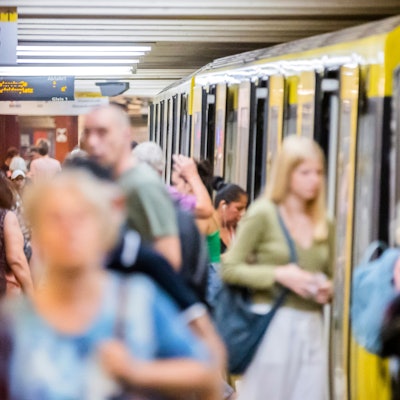 Fahrgäste steigen am Alexanderplatz am Bahnsteig der Linie U2 um.