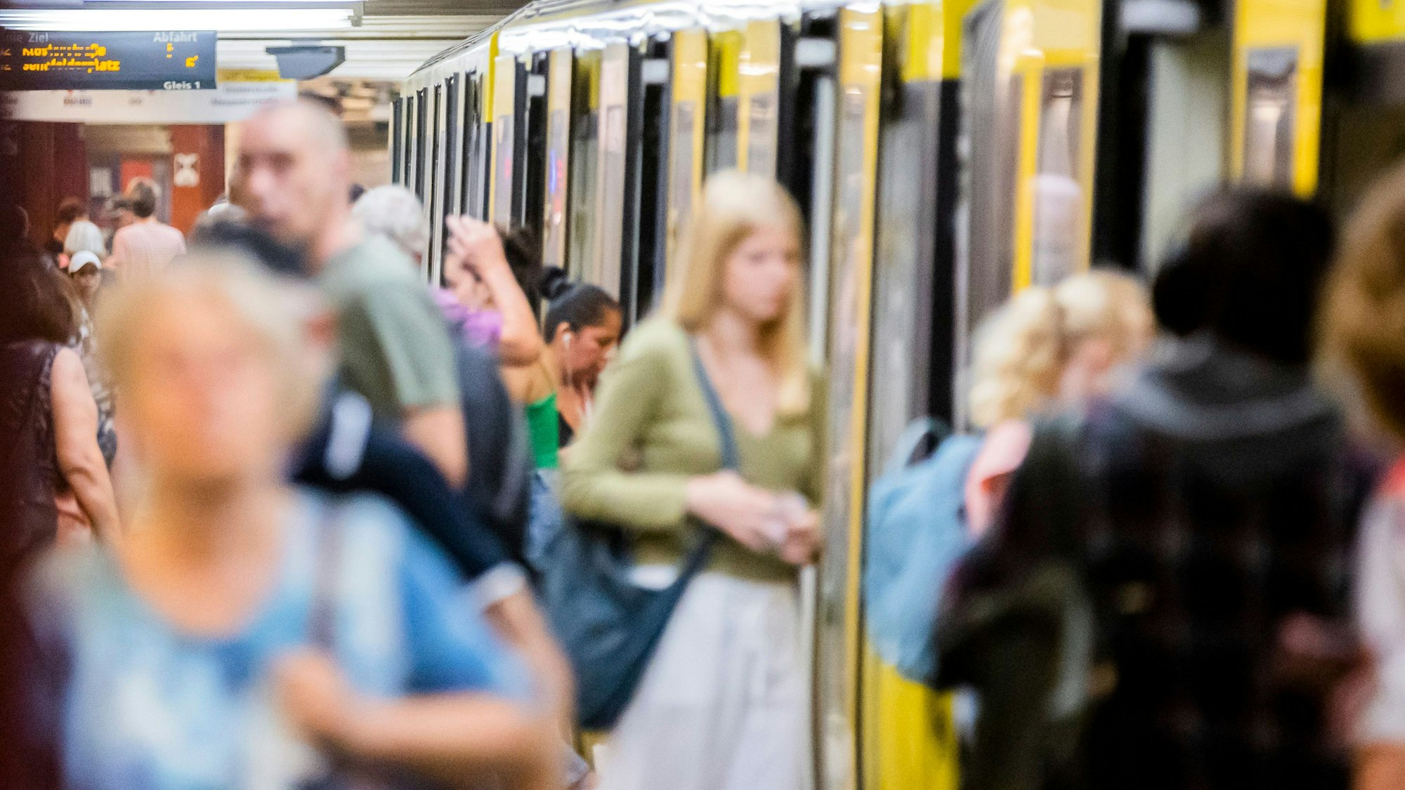 Fahrgäste steigen am Alexanderplatz am Bahnsteig der Linie U2 um.