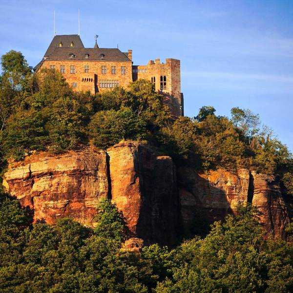Burg Nideggen hoch über dem Rurtal in der Eifel.