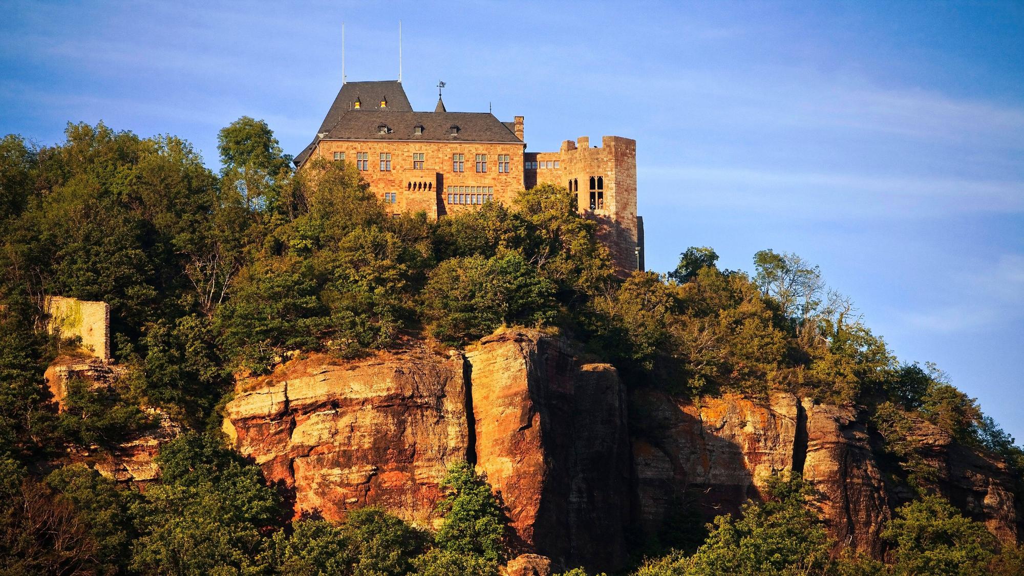 Burg Nideggen hoch über dem Rurtal in der Eifel.