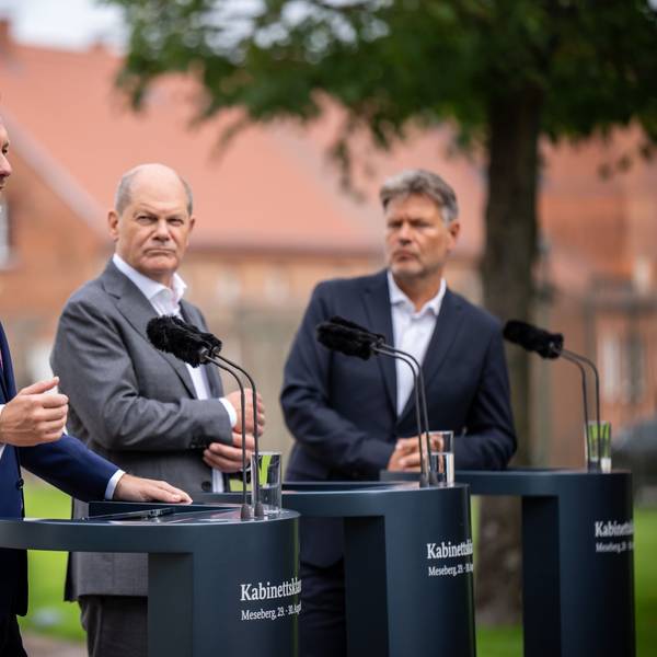30.08.2023, Brandenburg, Meseberg: Bundeskanzler Olaf Scholz (SPD, M), Christian Lindner (FDP, l), Bundesminister der Finanzen,und Robert Habeck (Bündnis 90/Die Grünen), Bundesminister für Wirtschaft und Klimaschutz, nehmen am Pressesstatement nach der Halbzeit-Klausur des Bundeskabinetts vor Schloss Meseberg teil. Bundeskanzler Olaf Scholz (SPD) und seine 16 Minister sind in Brandenburg zur fünften Klausurtagung der Ampelregierung zusammengekommen. Foto: Michael Kappeler/dpa +++ dpa-Bildfunk +++