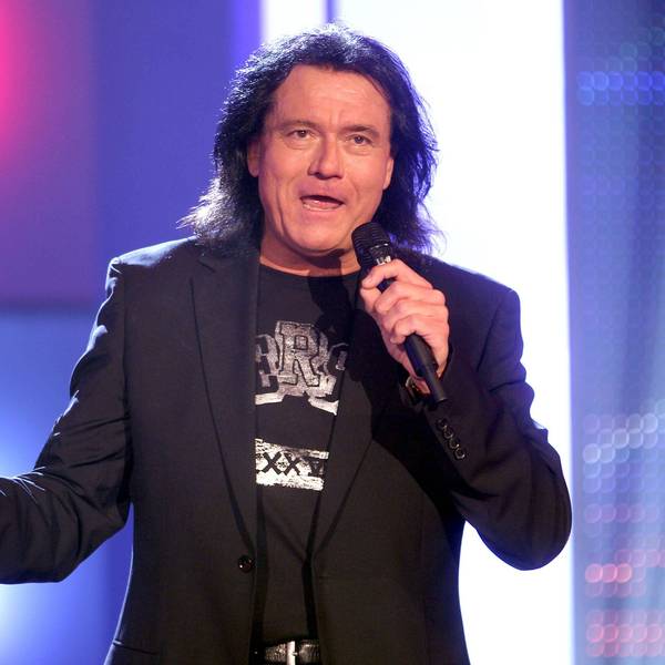 Andreas Martin singt in ein Mikrofon.