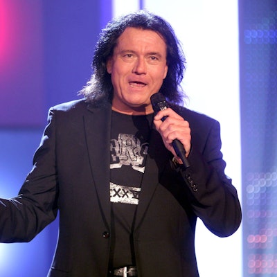 Andreas Martin singt in ein Mikrofon.