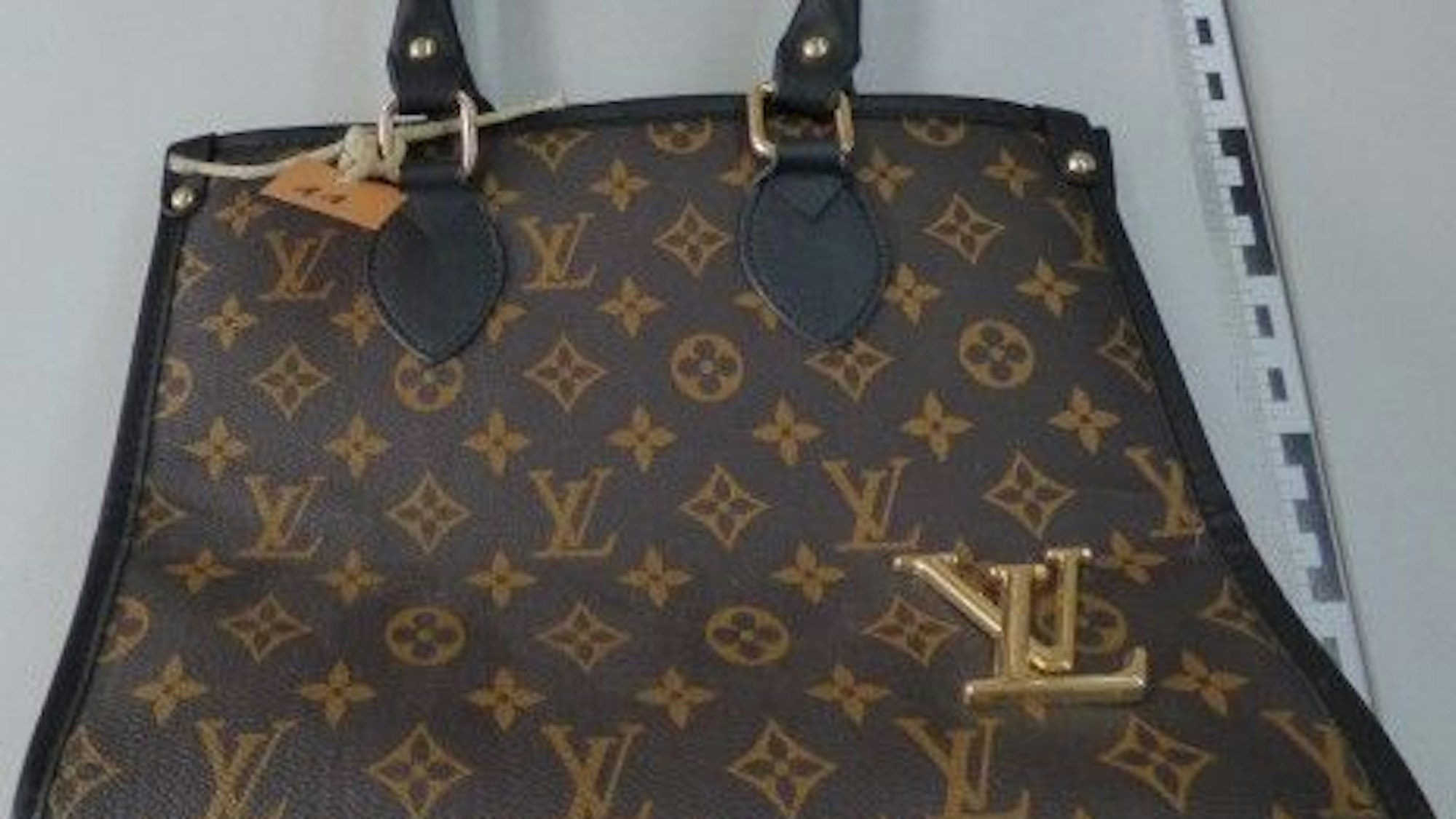 Eine braune Handtasche der Marke Louis Vuitton.