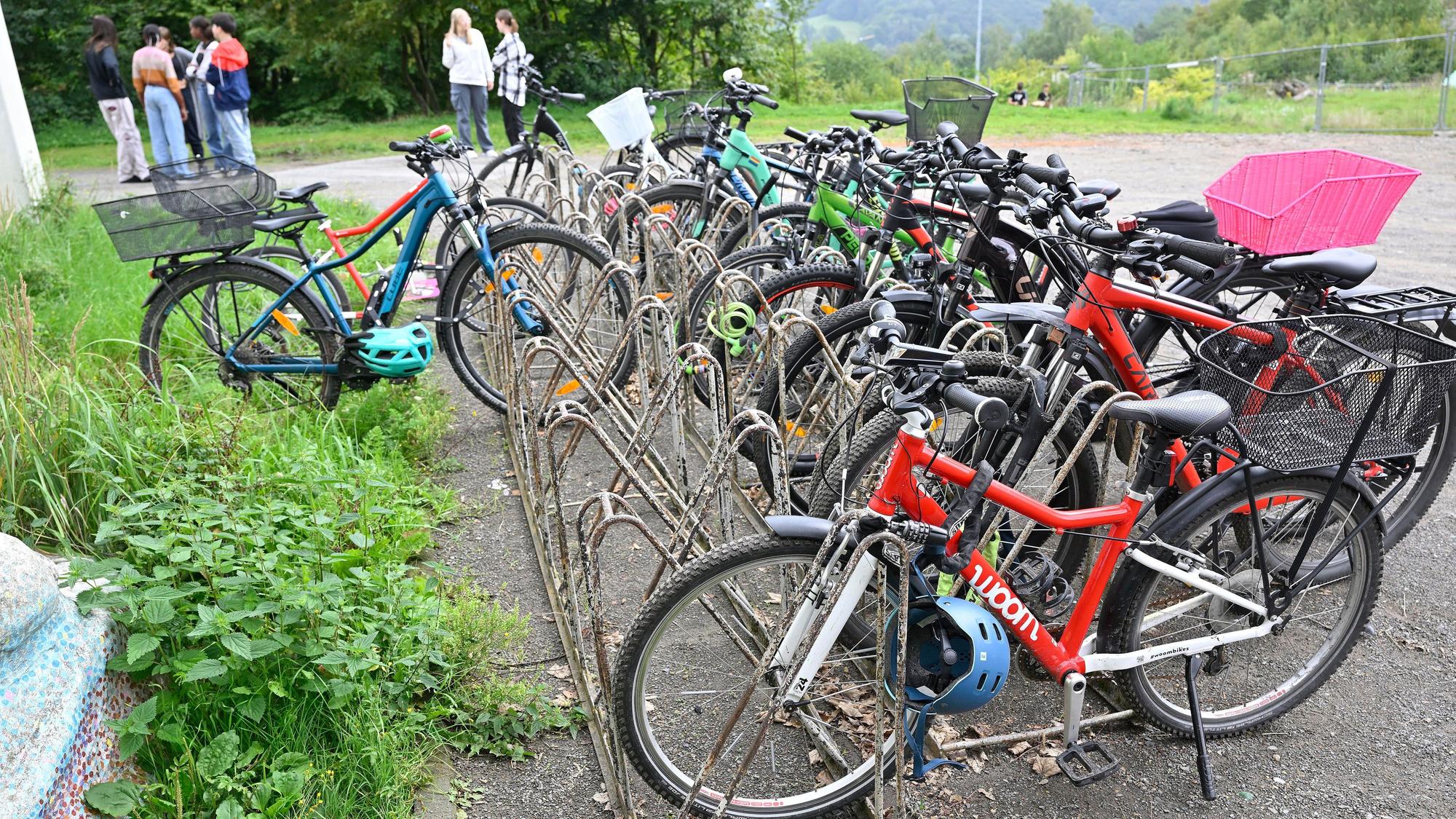 Auf unzureichende Fahrrad-Abstellanlagen am Rösrather Schulzentrum hat zunächst die Initiative Rösrath Velocity aufmerksam gemacht. Inzwischen ist das Thema auch bei der Politik angekommen, die Stadtverwaltung reagiert auf den Druck.