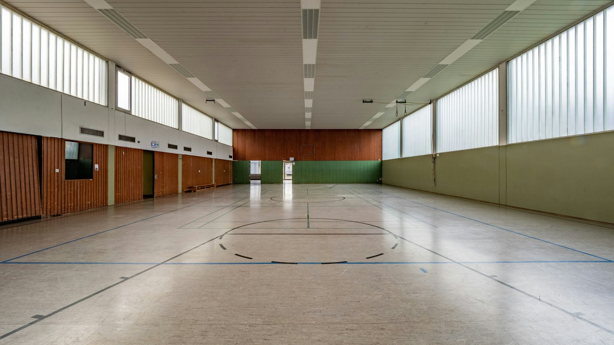 Eine leere Turnhalle.