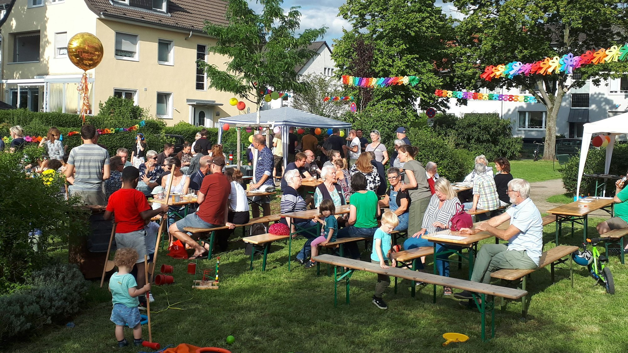 Ein schönes kleines Fest: Erstmals feierte das Afrikaveedel gemeinsam, auf dem zentralen Plätzchen innerhalb der Siedlung.