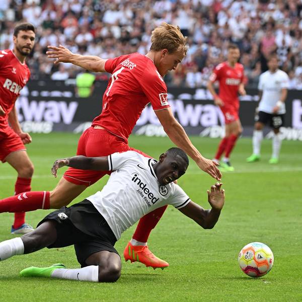 Timo Hübers im Zweikampf mit Kolo Muani von Eintracht Frankfurt während der vergangenen Saison.