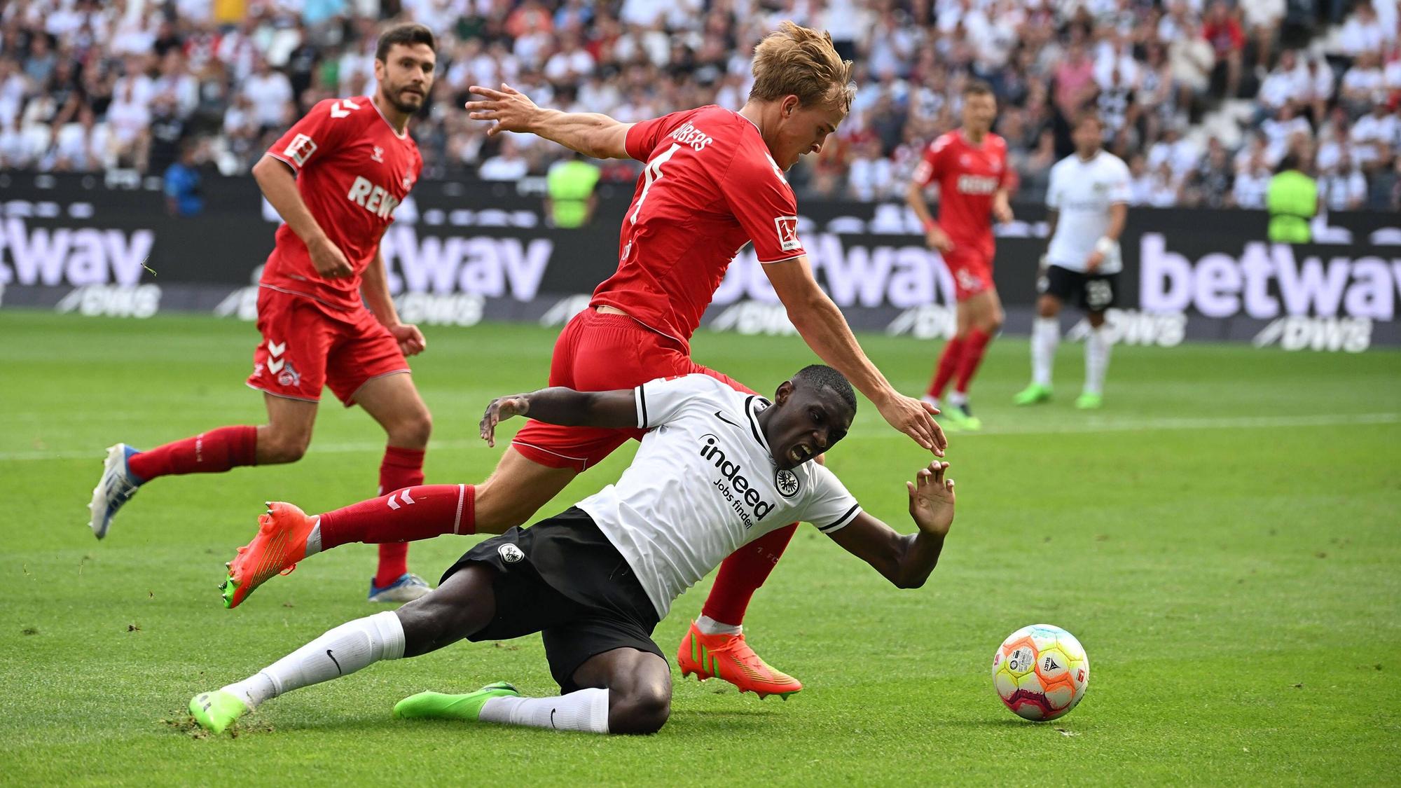 Timo Hübers im Zweikampf mit Kolo Muani von Eintracht Frankfurt während der vergangenen Saison.